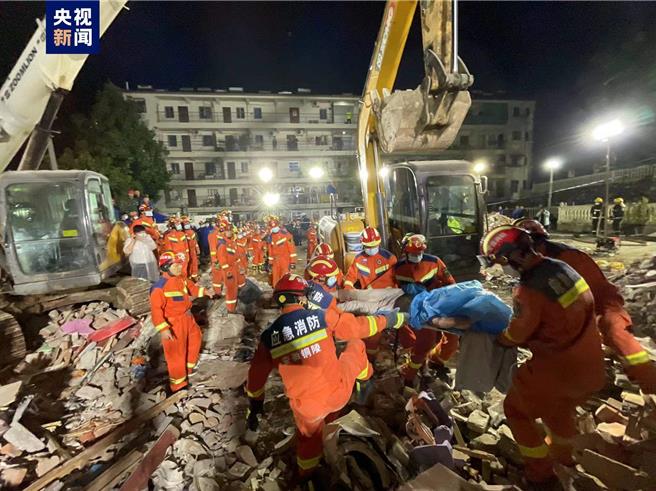 安徽銅陵居民樓坍塌4人遇難，承建方負責人被控制。（大陸央視）