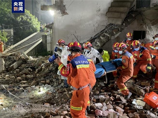 安徽銅陵居民樓坍塌4人遇難，承建方負責人被控制。（大陸央視）