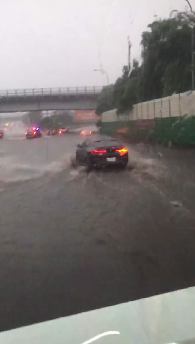 国道淹水达半个轮胎高。（图／翻摄自记者爆料网）