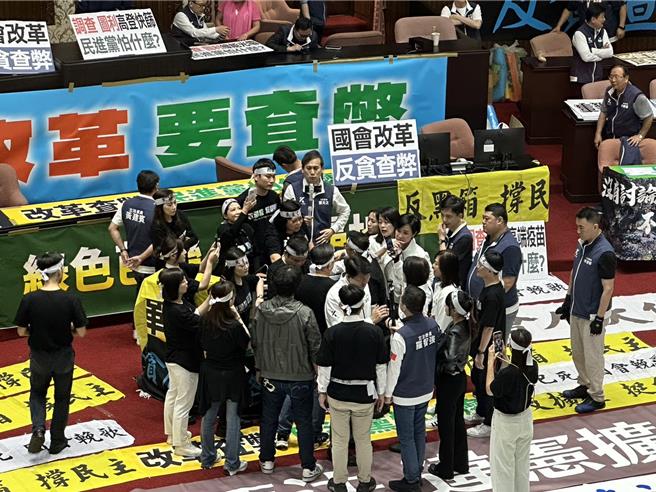 蓝绿为抢贴标语，一度引发小口角。（杨亚璇摄）