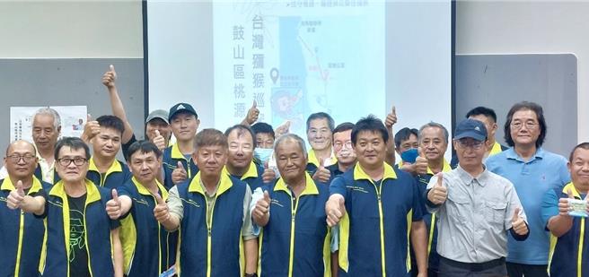 高市府農業局與鼓山區桃源里歷經半年的討論與規畫，於5月26日正式成立「桃源里獼猴巡守隊」。（農業局提供／林瑞益高雄傳真）