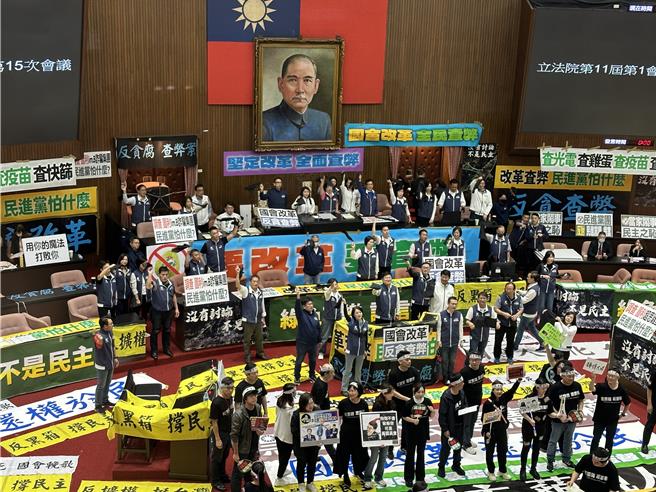 立法院院会今（28）日续审国会改革相关草案，在野党力拚三读。国民党立委全体手举黑布挥舞，高喊「掀开黑幕，拒绝黑箱」、「 反贪腐，查弊案」。（杨亚璇摄）