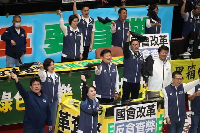 立法院院會28日續審國會改革相關法案，表決大戰前，國民黨立委們揮著黑布，高喊「掀開黑布、反貪腐、查弊案」。（劉宗龍攝）