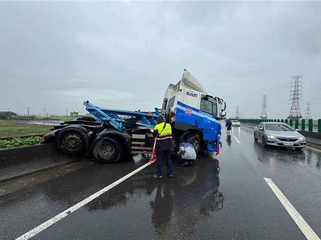 台61线西部滨海快速公路北上171公里彰化线西段，28日发生货柜联结车自撞外侧护栏事故，幸好肇事驾驶仅轻伤。（民眾提供／孙英哲彰化传真）