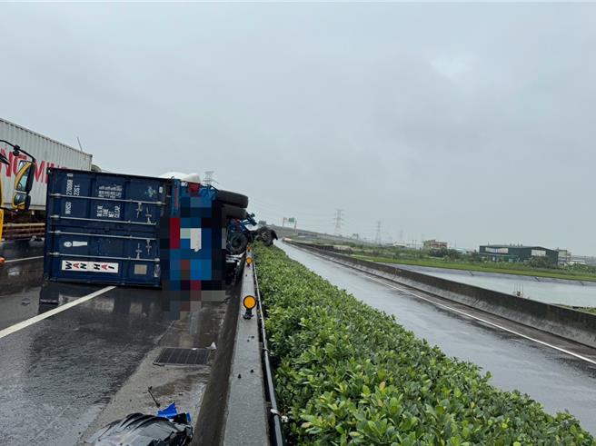 台61线西部滨海快速公路北上171公里彰化线西段，28日发生货柜联结车自撞外侧护栏事故，幸好肇事驾驶仅轻伤。（民眾提供／孙英哲彰化传真）