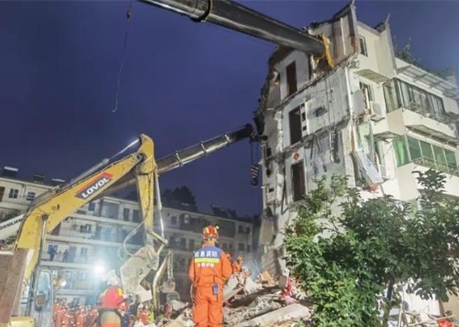大陆安徽省铜陵市郊区大通镇龙苑小区48栋一侧27日发生坍塌。（翻摄自香港东网）