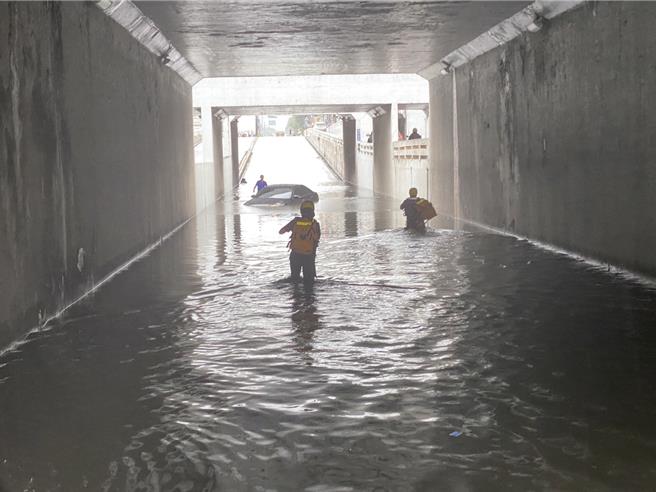 消防人員前往地下道救援受困民眾。（民眾提供／李京昇苗栗傳真）