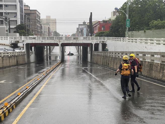 消防人員到場救援。（民眾提供／李京昇苗栗傳真）