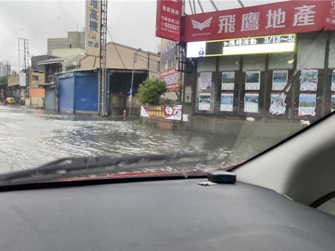 各地道路淹積水。（民眾提供／李京昇苗栗傳真）