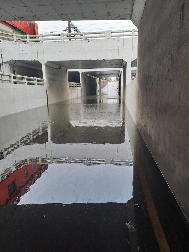 多個道路淹水或積水。（民眾提供／李京昇苗栗傳真）