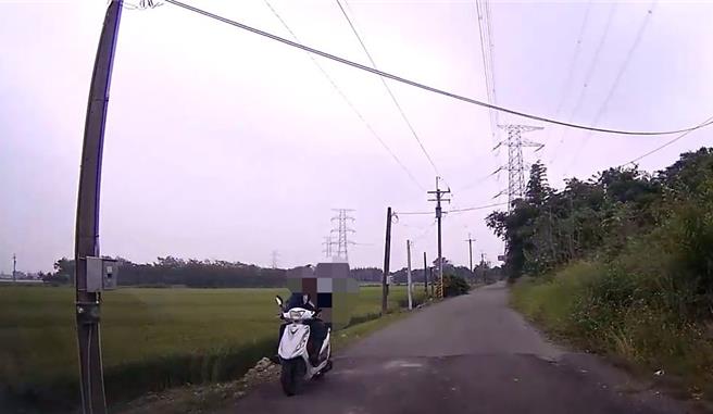 家住彰化的63岁陈姓男子，日前在台中高铁乌日站偷了1部重机，把它当成代步工具骑回彰化，北斗分局三条派出所长王志阳外出巡视时，在溪州乡菜公村浊水溪堤防路段，发现陈男正骑着偷来的重机迎面而来。（警方提供／叶静美彰化传真）