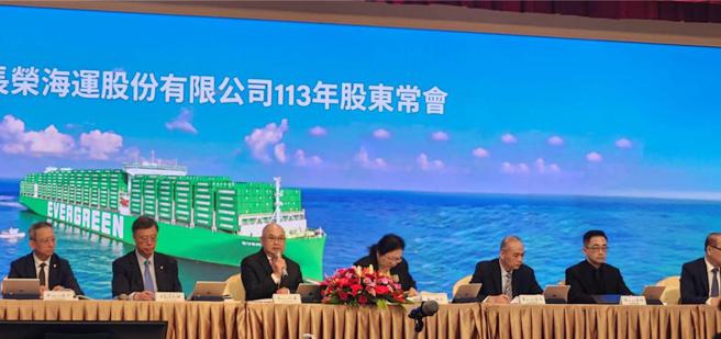 長榮28日召開股東會，由董事長張衍義主持。圖／王淑以