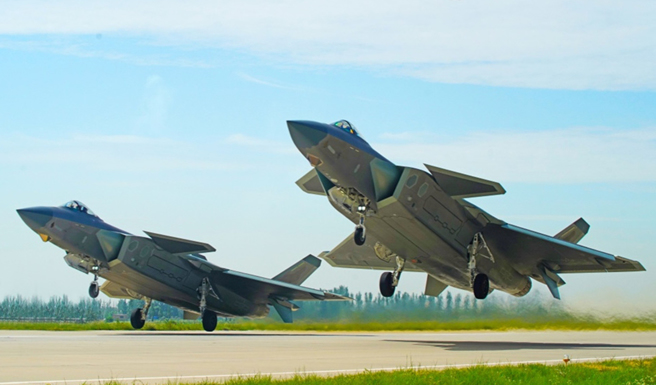 兩架中方空軍殲-20戰機升空的資料照。（中國軍網）