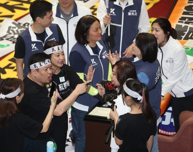 立法院院会28日续审国会改革相关法案，会中，国民党立委与民进党立委发生口角。（刘宗龙摄）