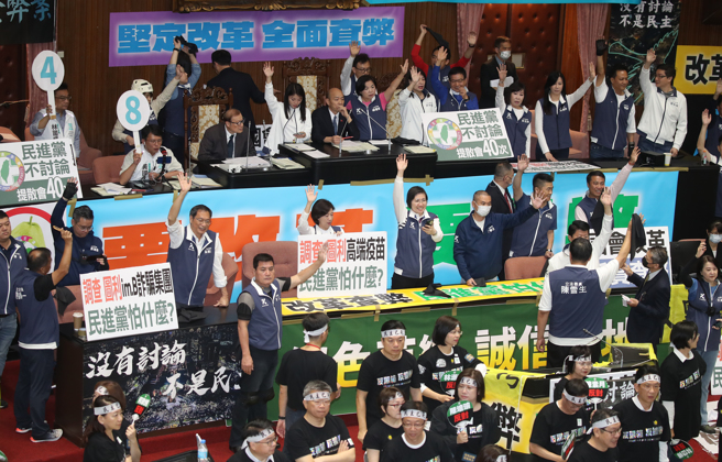 立法院院會28日續審國會改革相關法案，國民黨團與民眾黨團以人數優勢舉手表決通過國民黨黨提案，並否決民進黨團提案。（劉宗龍攝）
