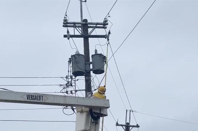 高雄湖內區今早因雷擊造成300多戶停電，台電人員獲報搶修。（台電提供）