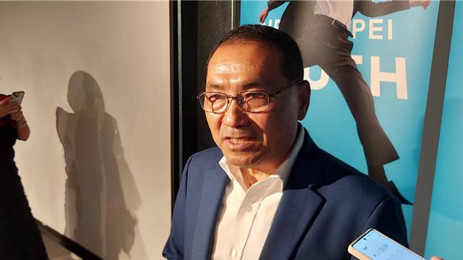 新竹市东区26日发生火警，两名消防员不幸殉职。民眾党新北市党部主委陈世轩在脸书表示，他看到侯友宜要求消防局做各方面检视，但没看到侯表态力挺消防组工会；侯友宜对此回应对消防因公殉职无限哀痛，全面性照顾消防同仁要做好，要让消防在工作之余无后顾之忧。（柯毓庭摄）