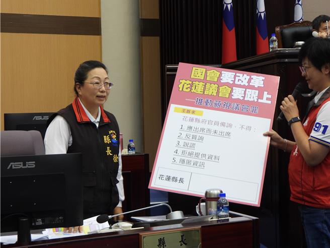 花蓮縣議會無黨籍政團聯盟響應國會改革法案，希望能推動藐視議會罪，聯盟總召楊華美（右）今拿出簽署看板，希望縣長徐榛蔚（左）簽名響應。（羅亦晽攝）