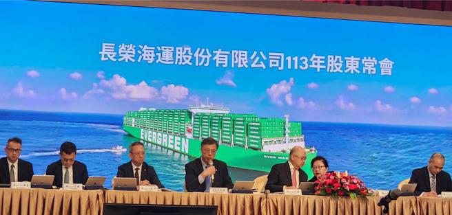 長榮28日召開股東會，左四為總經理吳光輝。圖／王淑以