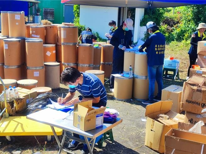 东7旬叶翁不知悔改与黄男合谋「故技重施」，去年底检警查获6公吨不法动物用原料药，案经检方侦结后，依违反动物用药品管理法罪嫌起诉叶等3嫌，并向法官声请延长羁押获准。（屏东地检署提供／谢佳潾屏东传真）