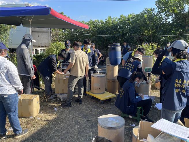 屏东7旬叶翁不知悔改与黄男合谋「故技重施」，去年底检警查获6公吨不法动物用原料药，案经检方侦结后，依违反动物用药品管理法罪嫌起诉叶等3嫌，并向法官声请延长羁押获准。（屏县府提供／谢佳潾屏东传真）