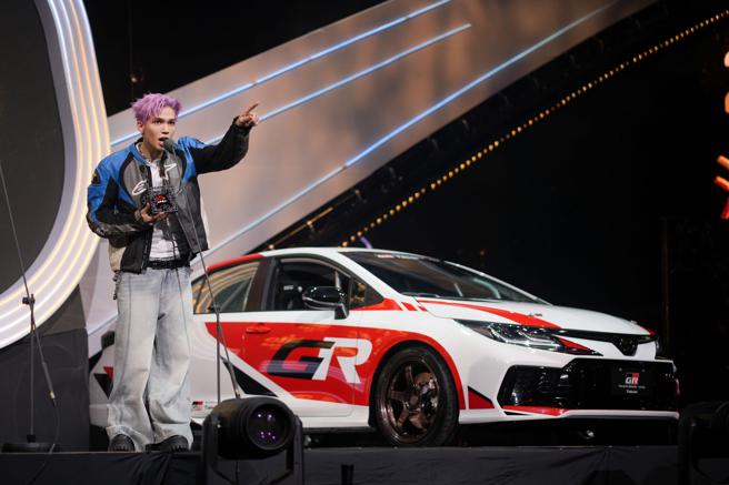COROLLA ALTIS GR SPORT統規賽車於頒獎台現身，陪伴群星熱力演出並見證每個獲獎的榮耀時刻，左為實力派創作歌手派偉俊Patrick Brasca。（和泰汽車提供）