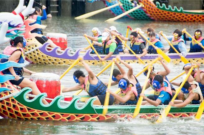 高雄林园中芸渔港传统龙舟赛。（本报资料照）
