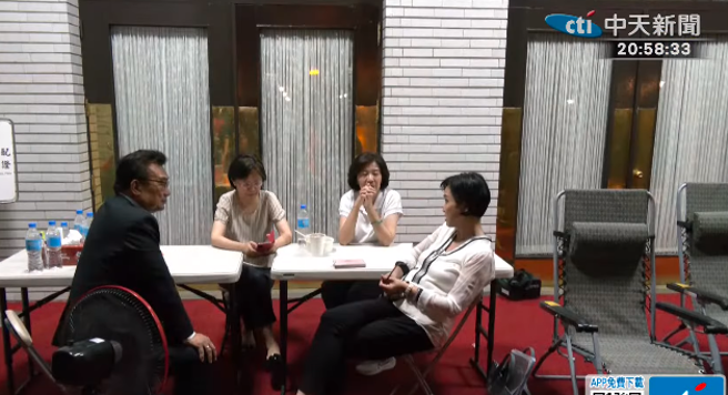 林國成（最左）和柯志恩（最右）談論藍白合等內容意外被錄下。（圖 / 擷取自中天YT）