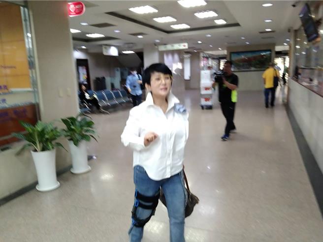 台北地院今（28日）上午开庭，周思洁迟到，法官询问是否有和解意愿，她仍强调小虫谎言一塌糊涂，必须要亲自出庭。（赖佩璇摄）