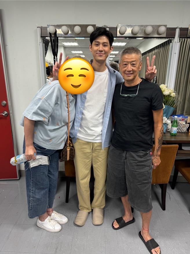 李玉玺（中）的爸妈李亚明（右）力挺儿子舞台剧初体验。（宽想国际娱乐提供）