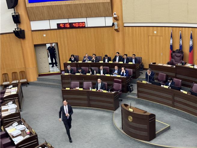 桃园市长张善政晚15分钟进入议事堂，不但跟大会道歉也小跑步向议员致歉。(蔡依珍摄)