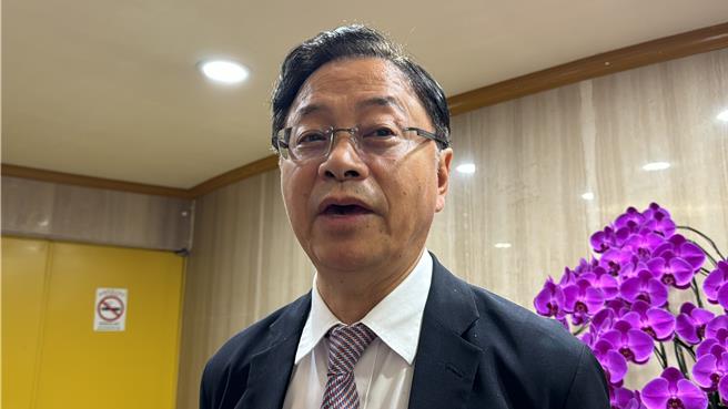 张善政强调自己大部分时间都在桃园，妻子也长住桃园，请市民放心。(蔡依珍摄)