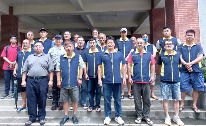 鼓山区桃源里李庆贤里长召集热心居民共19人组成「桃源里猕猴巡守队」协助降低人猴衝突（图片来源：高雄市农业局提供）