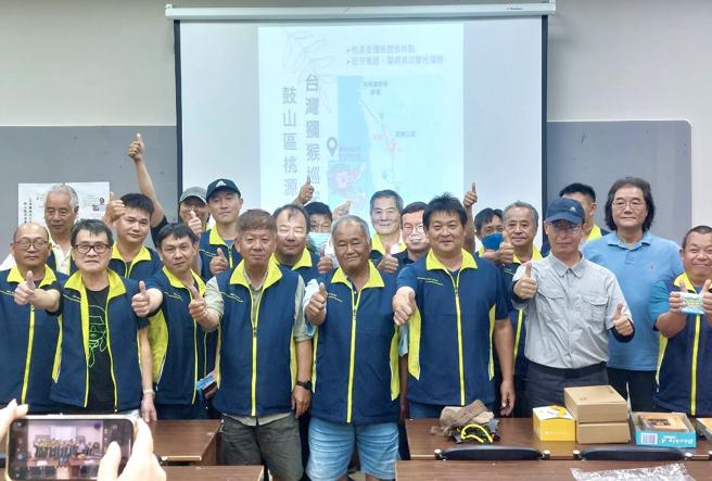 屏东科技大学哺乳动物学专家裴家骐退休教授，对巡守队成员进行相关知识与技能之教导（图片来源：高雄市农业局提供）