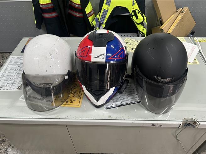 警方找回李男偷取丟棄的3頂安全帽。（民眾提供／寶智華台南傳真）