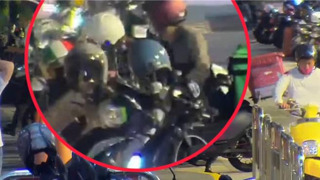李男（戴紅安全帽）外送時隨手把他人機車上的安全帽順手偷走丟棄。（民眾提供／寶智華台南傳真）