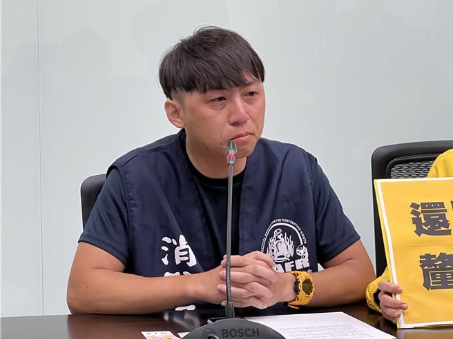 消促會理事張詠惟落淚指出，1年半內已有8位學長殉職，盼中央、地方政府重視。（王惠慧攝）