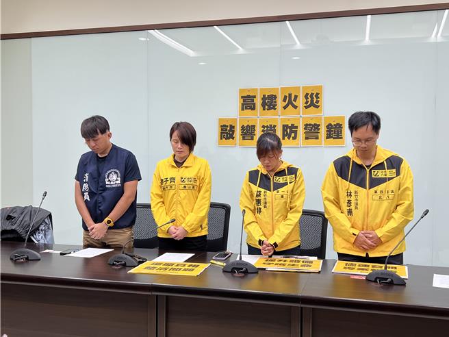 市議員蔡惠婷、林彥甫和廖子齊在記者會前為殉職的消防員默哀。（王惠慧攝）