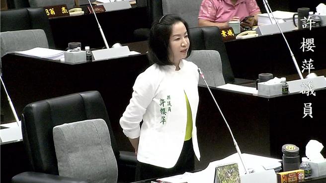 縣議員許櫻萍則用國語質詢。（摘自議會直播／李京昇苗栗傳真）