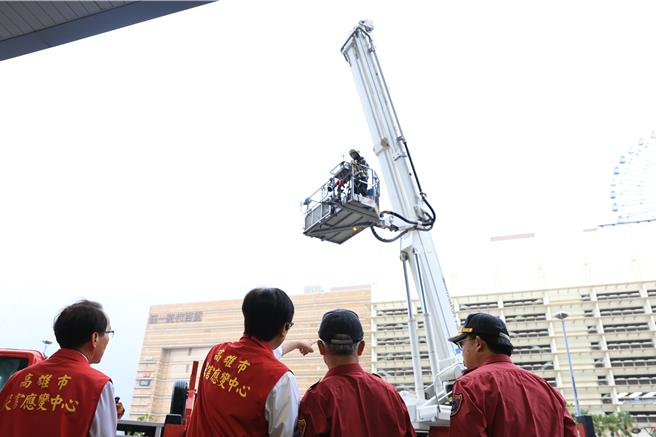 高雄市長陳其邁28日上午視察高雄市政府消防局第一大隊成功分隊，關切高樓火災搶救的戰術部署，實地了解相關車輛及裝備。（翻攝照片／洪靖宜高雄傳真）