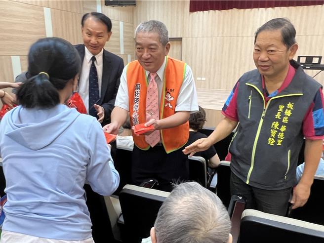 蔡衍明爱心基金会今与亚东科技大学、板桥区华德里办公室举办「公益青年─送爱下乡趣」活动。（王扬杰摄）