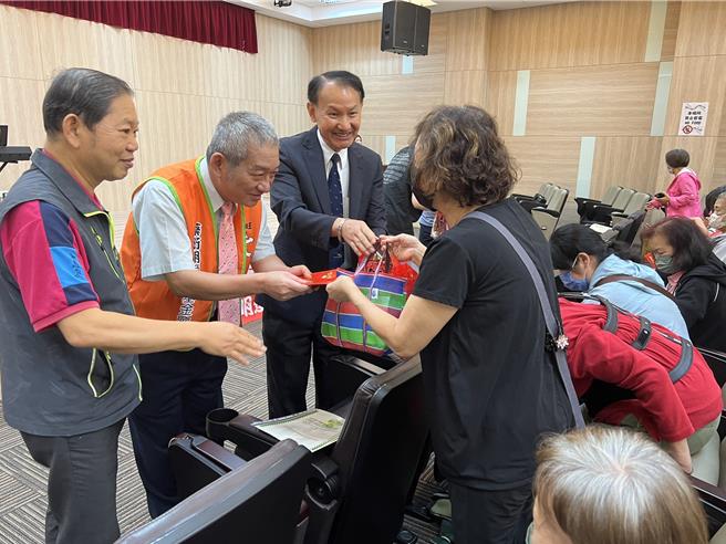 蔡衍明爱心基金会今与亚东科技大学、板桥区华德里办公室举办「公益青年─送爱下乡趣」活动。（王扬杰摄）