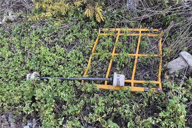 台铁1列区间车去年5月9日清晨行经嘉义至南靖间东正线时，撞到不明物体，事后警方在现场找到包商遗留在场的平台车残体。（本报资料照片）