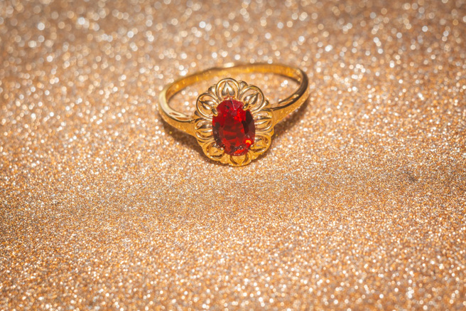 以色列文物管理局近日发表声明，称在一处停车场中，挖出2300年前的金戒指，上面还镶有一颗红宝石。（示意图：Shutterstock／达志）