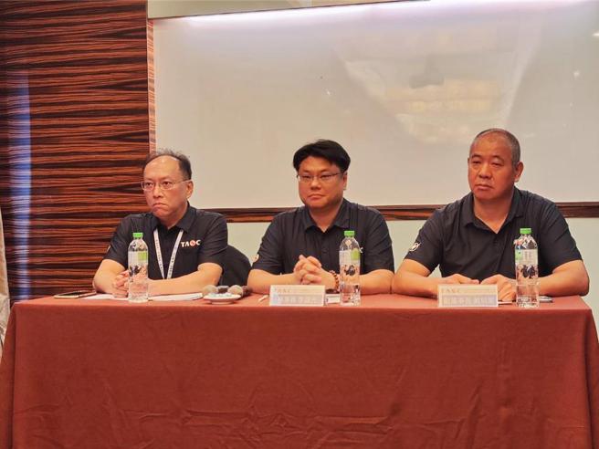 台亚董事改选，李国光（中）、蔡育轩（左一）分别接任董事长、总经理职务。