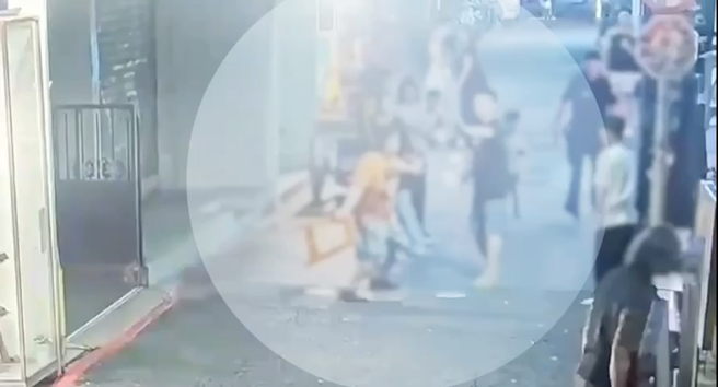西门町刺青街有民眾爆发口角，竟拿店家门口的塑胶椅当武器。（翻摄画面）