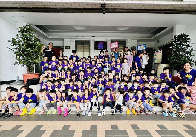 海山国小附设幼稚园86名萌娃今参访海山分局。（海山分局提供）
