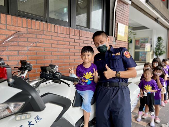 海山国小附设幼稚园86名萌娃今参访海山分局。（海山分局提供）