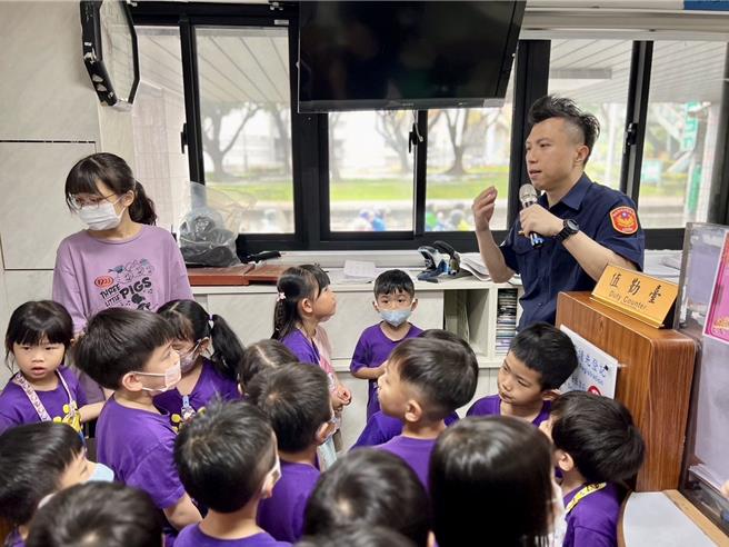 海山国小附设幼稚园86名萌娃今参访海山分局。（海山分局提供）