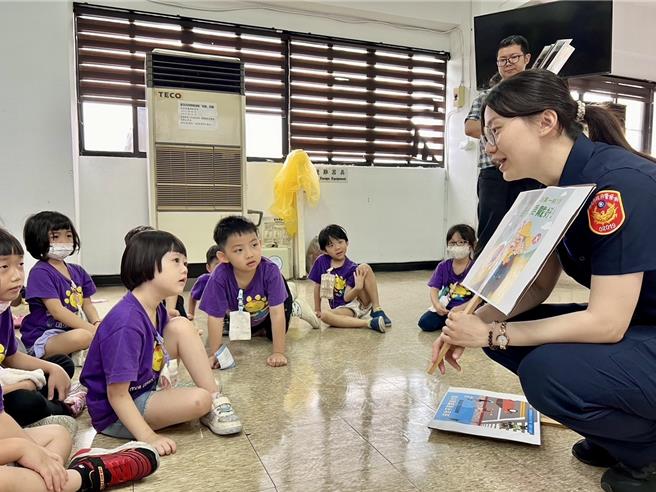 海山国小附设幼稚园86名萌娃今参访海山分局。（海山分局提供）
